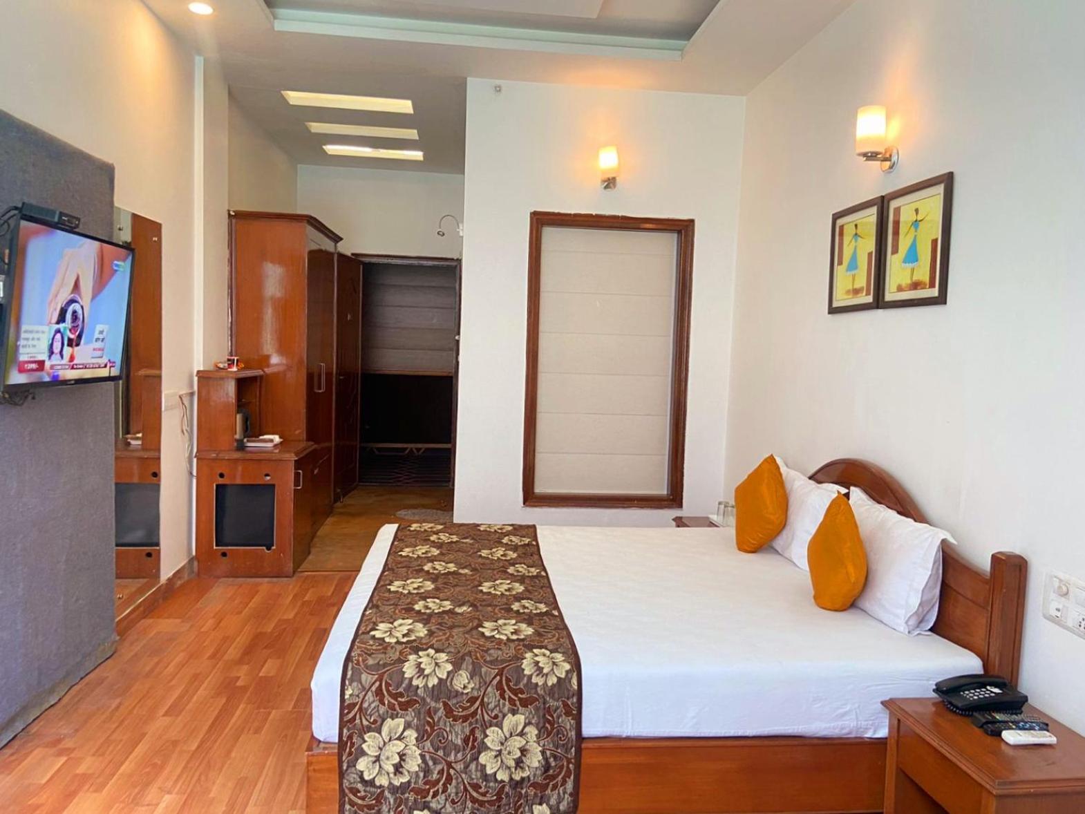 Modi Hotel & Resorts Pinjaur Luaran gambar